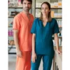 Personal sanitario vistiendo pantalones pijama microfibra modelo 533007 en colores naranja y azul