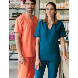 Personal sanitario vistiendo pantalones pijama microfibra modelo 533007 en colores naranja y azul