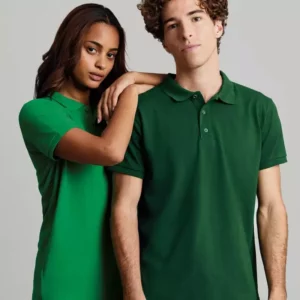 Hombre y mujer vistiendo polos de manga corta unisex Mukua MK215CV en color verde