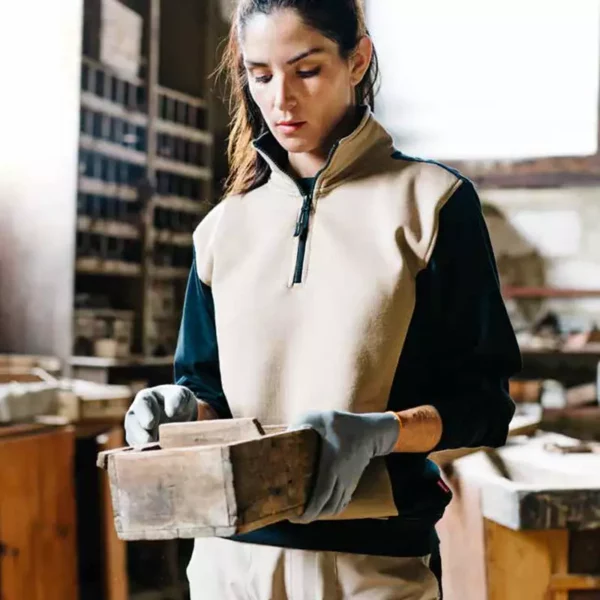 Mujer vistiendo una sudadera bicolor con cremallera Velilla 105703 en un entorno de trabajo`