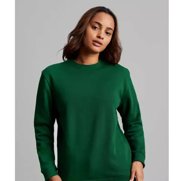 Mujer vistiendo una sudadera de cuello redondo Mukua MK620V en color verde