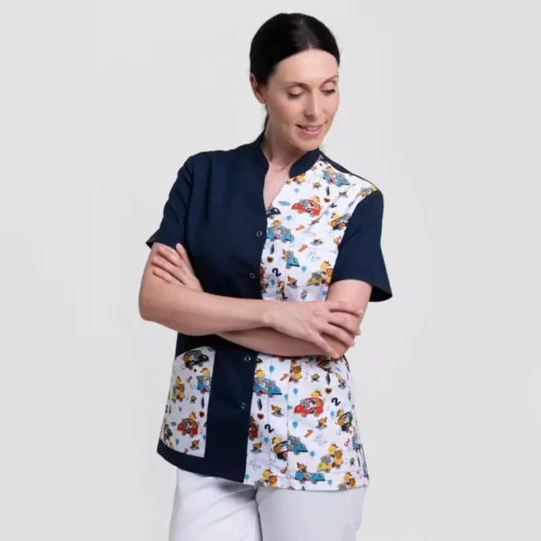 Chaqueta sanitaria Creyconfe Tech Grenoble en color 'Blue Animals'