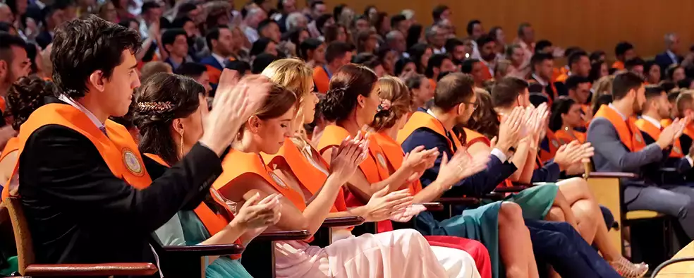 Universitarios con becas de graduación en un Acto de Entrega de Orlas