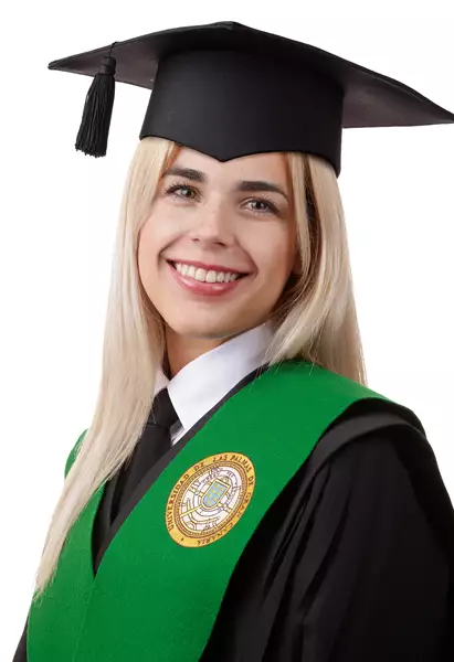 universitaria con beca de graduación