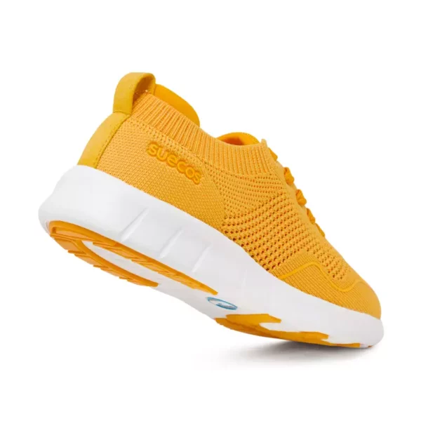 Zapatillas unisex Suecos Lätt en color naranja, ergonómicas y transpirables, con talón reforzado y suela antideslizante.