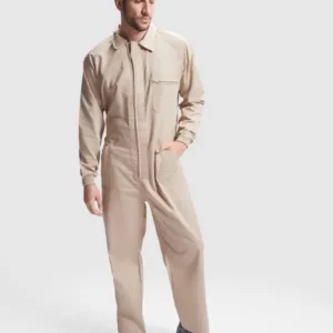 Trabajador con mono de trabajo Roly Jimmy color beige, de pie con la mano en el bolsillo para mostrar su comodidad y corte.