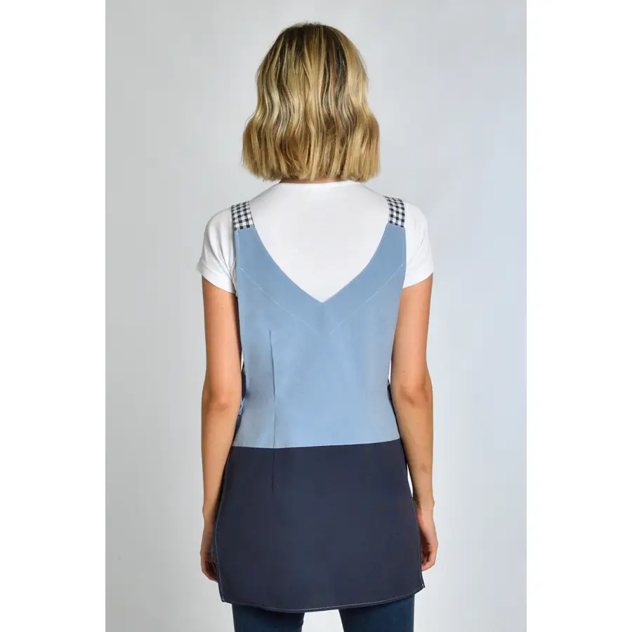 Estola Dyneke Loneta Azul 8076384 4 Estola de comercio loneta azul Dyneke 8076384, vista trasera con modelo