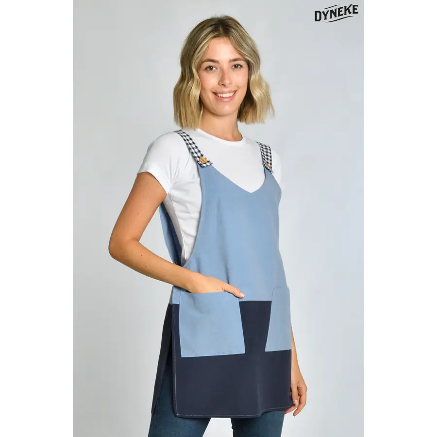Estola Dyneke Loneta Azul 8076384 1 Estola de comercio loneta azul Dyneke 8076384, vista frontal con modelo