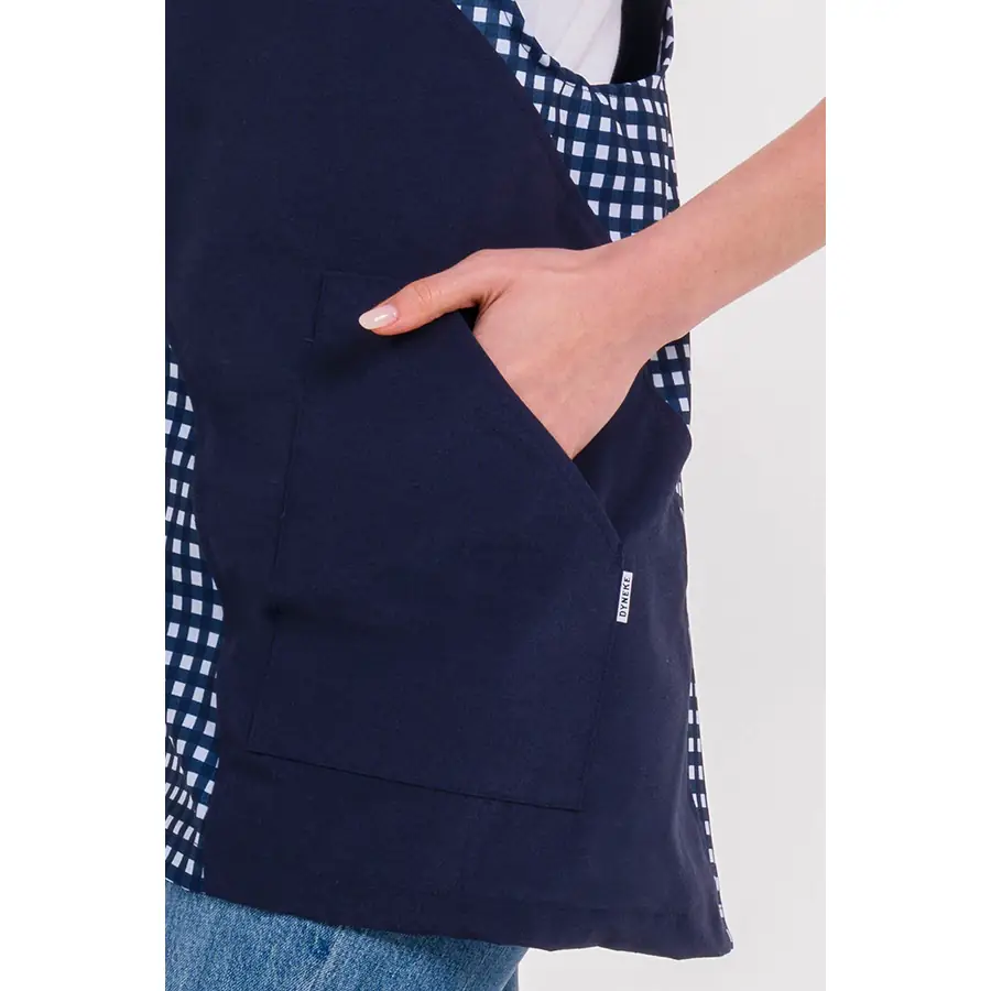 Estola Dyneke Cruzada Cuadro Azul 8156384 2 Estola cruzada cuadro azul Dyneke 8156384, detalle de bolsillo liso