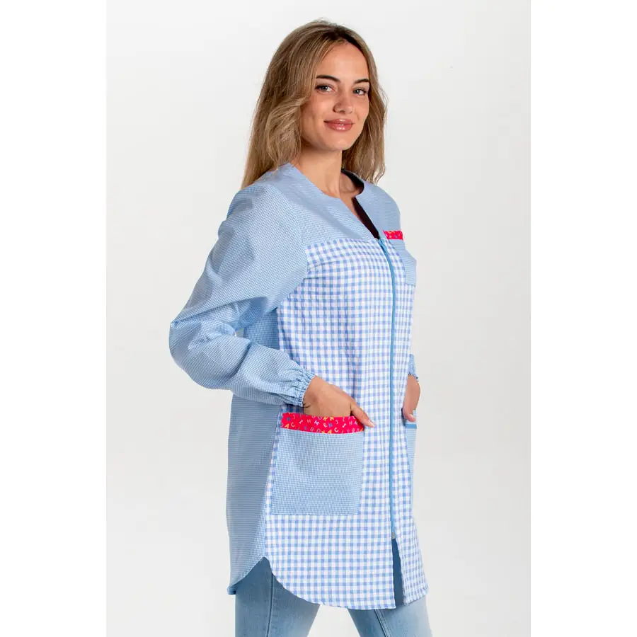 Bata Dyneke Cuadro Azul 8301606 3 Bata maestra cuadro azul Dyneke 8301606, vista lateral con modelo