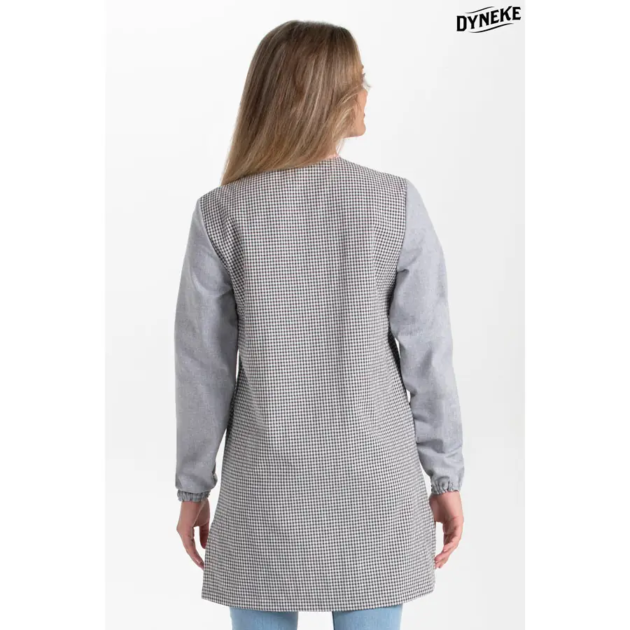 Bata Dyneke Animalitos 8302247 3 Bata maestra animalitos Dyneke 8302247, vista trasera con modelo