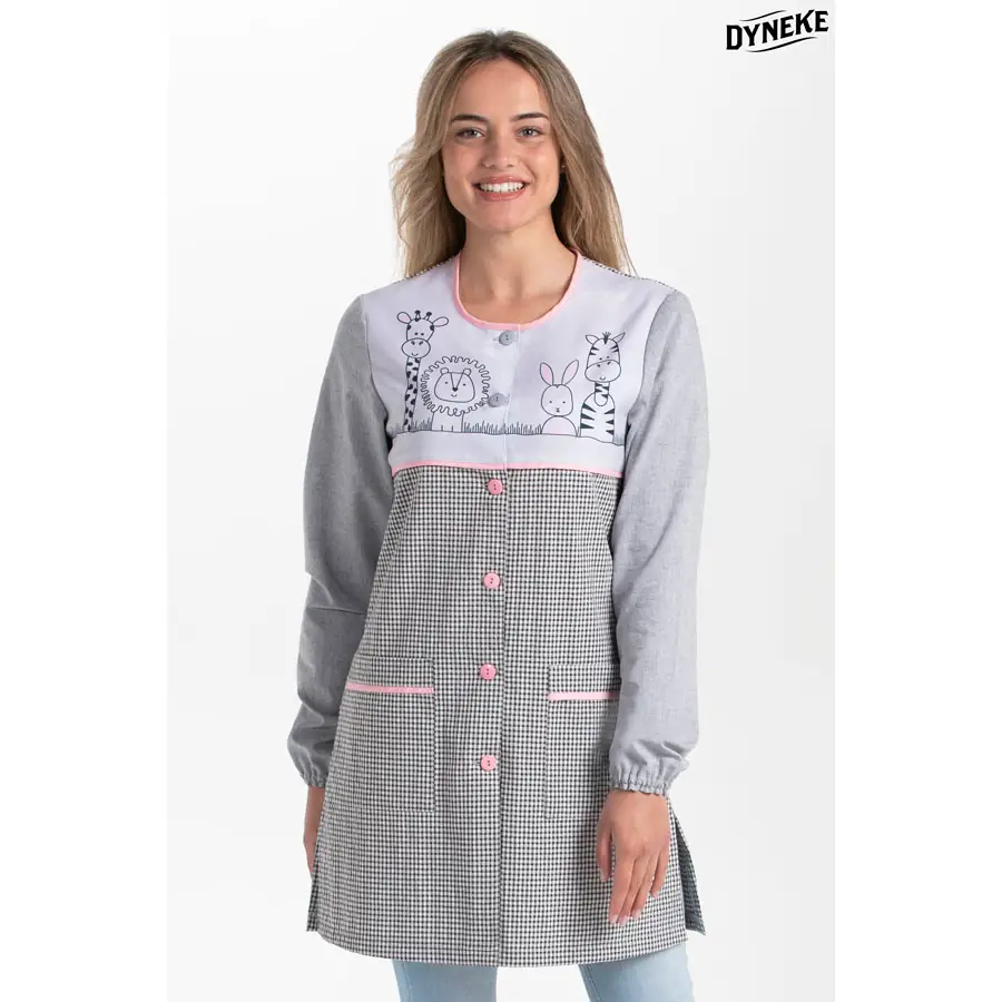 Bata Dyneke Animalitos 8302247 1 Bata maestra animalitos Dyneke 8302247, vista frontal con modelo