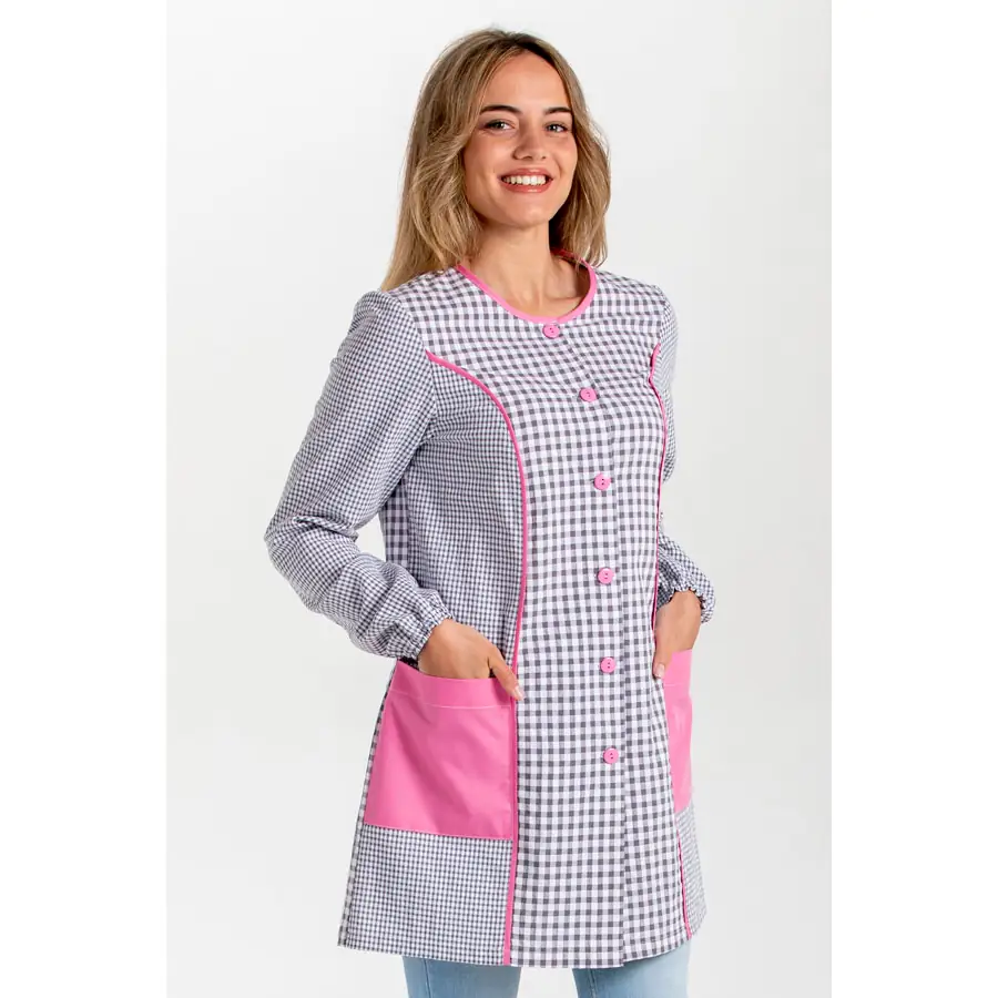 Bata Dyneke Cuadro Gris y Rosa 8317209 2 Bata maestra cuadro gris Dyneke 8317209, vista lateral con modelo