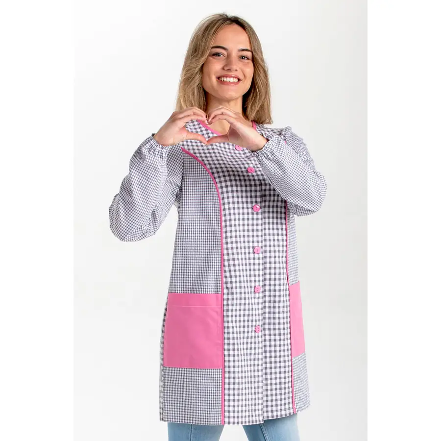 Bata Dyneke Cuadro Gris y Rosa 8317209 3 Bata maestra cuadro gris Dyneke 8317209, vista frontal con modelo
