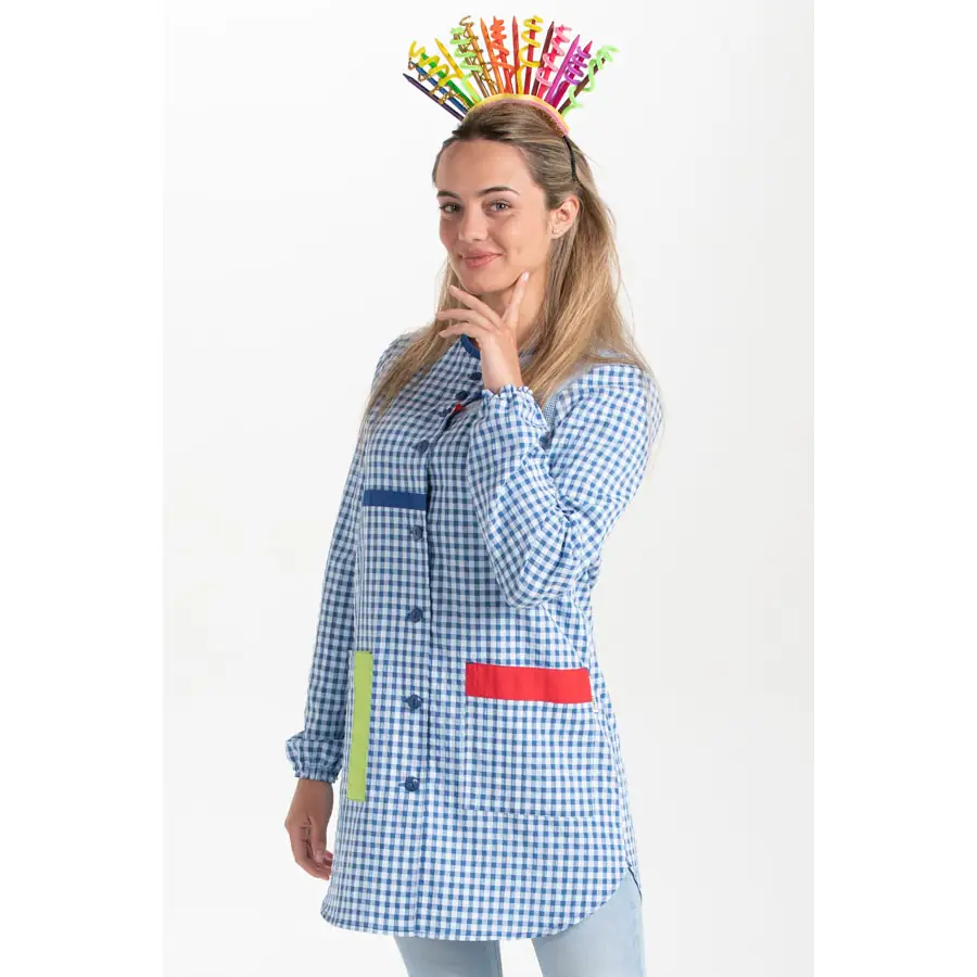 Bata Dyneke Trabillas de Colores 8320969 2 Bata profesora azul trabillas colores Dyneke 8320969, vista frontal con modelo