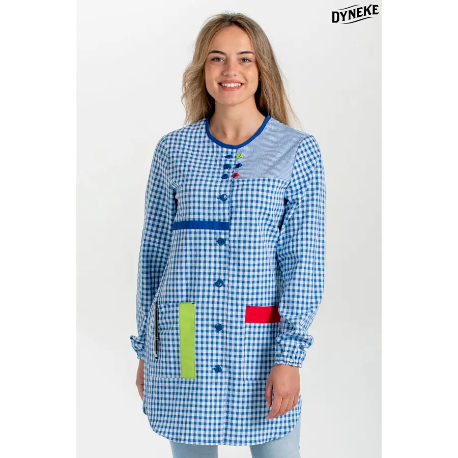 Bata Dyneke Trabillas de Colores 8320969 1 Bata profesora azul trabillas colores Dyneke 8320969, vista frontal con modelo