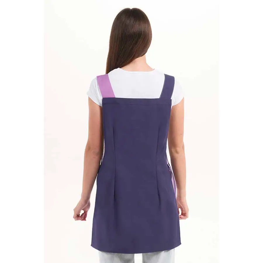 Estola Dyneke Flores Lila 8326863 3 Estola lila estampada flores Dyneke 8326863, vista trasera con modelo