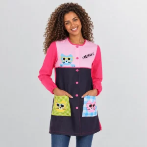 Batas, pichis y estolas para Maestra de Infantil en Las Palmas 6 Bata Dyneke Gatos 3D 8327871, vista frontal con modelo