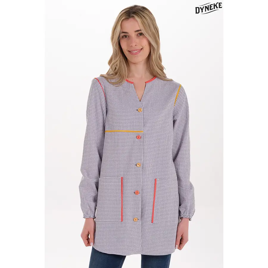 Bata Dyneke Cuadro Gris 8330208 1 Bata profesora cuadro gris contraste Dyneke 8330208, vista frontal con modelo