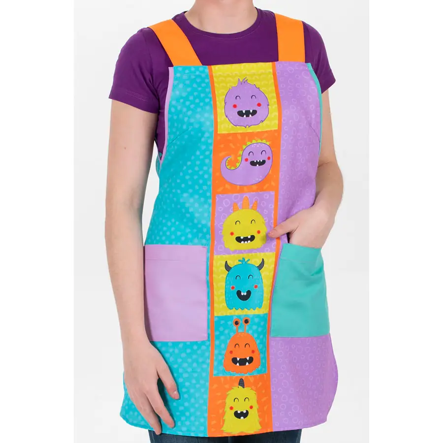 Estola Dyneke Monstruos 8344896 2 Estola maestra monstruos Dyneke 8344896, detalle de bolsillo y estampado