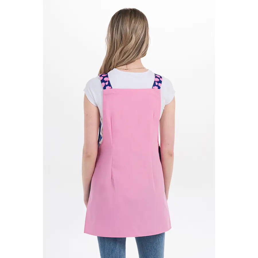 Estola Dyneke Dragón Rosa 8363850 3 Estola maestra dragón rosa Dyneke 8363850, vista trasera con modelo