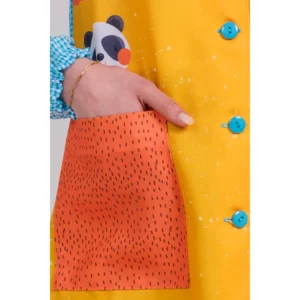 Bata maestra animales zoo Dyneke 8385972, detalle de bolsillo y botones