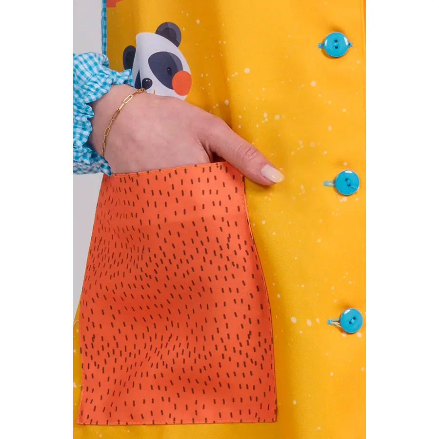 Bata Dyneke Animales Zoo 8385972 2 Bata maestra animales zoo Dyneke 8385972, detalle de bolsillo y botones