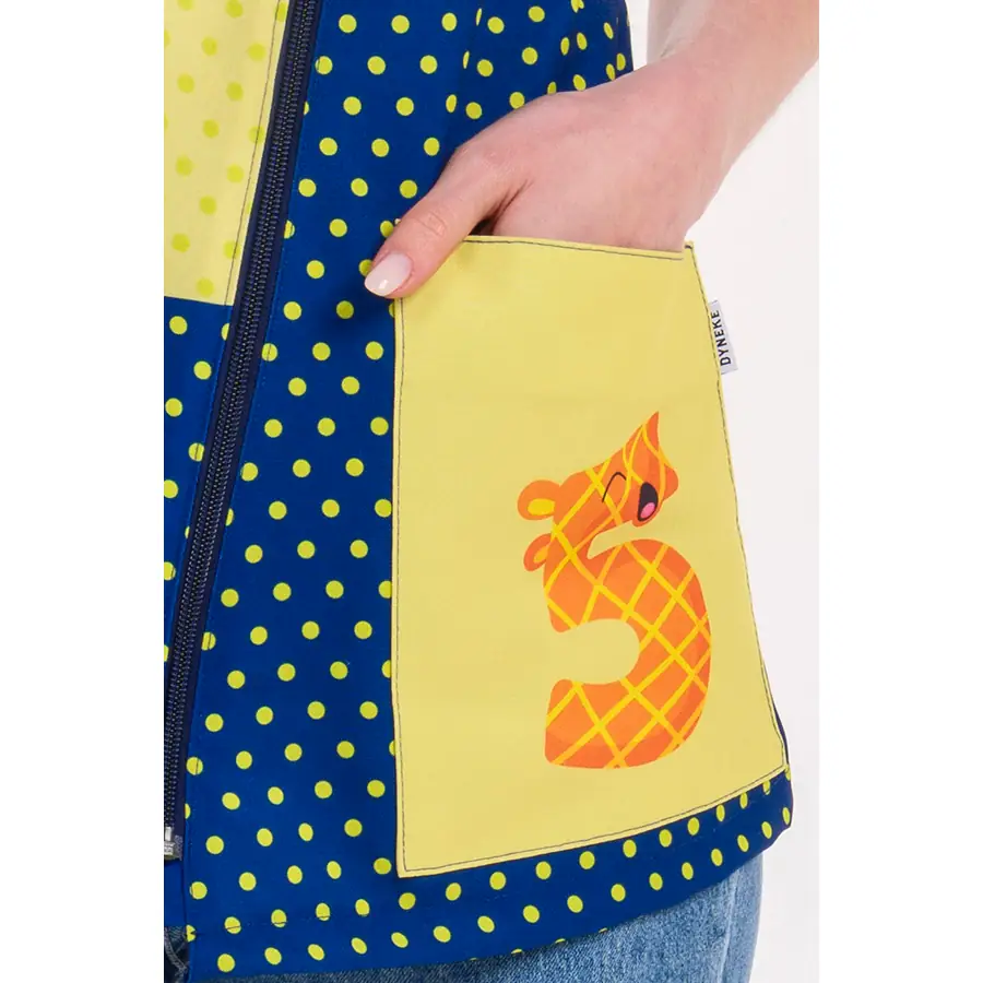 Casaca Dyneke Números 8386891 4 Casaca maestra s/mangas números Dyneke 8386891, detalle de bolsillo estampado