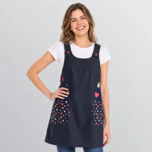 Batas, pichis y estolas para Maestra de Infantil en Las Palmas 13 Pichi Dyneke Tejano Corazones 8642775, vista frontal con modelo