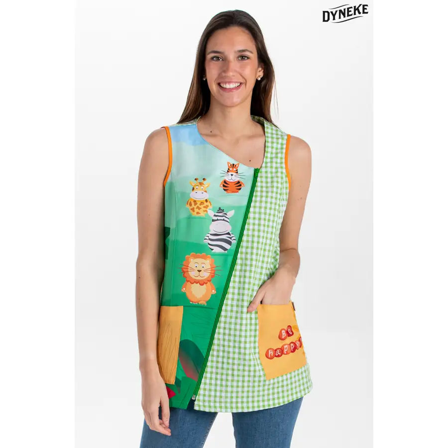 Casaca Dyneke Be Happy 8886171 1 Casaca maestra s/m be happy Dyneke 8886171, vista frontal con modelo