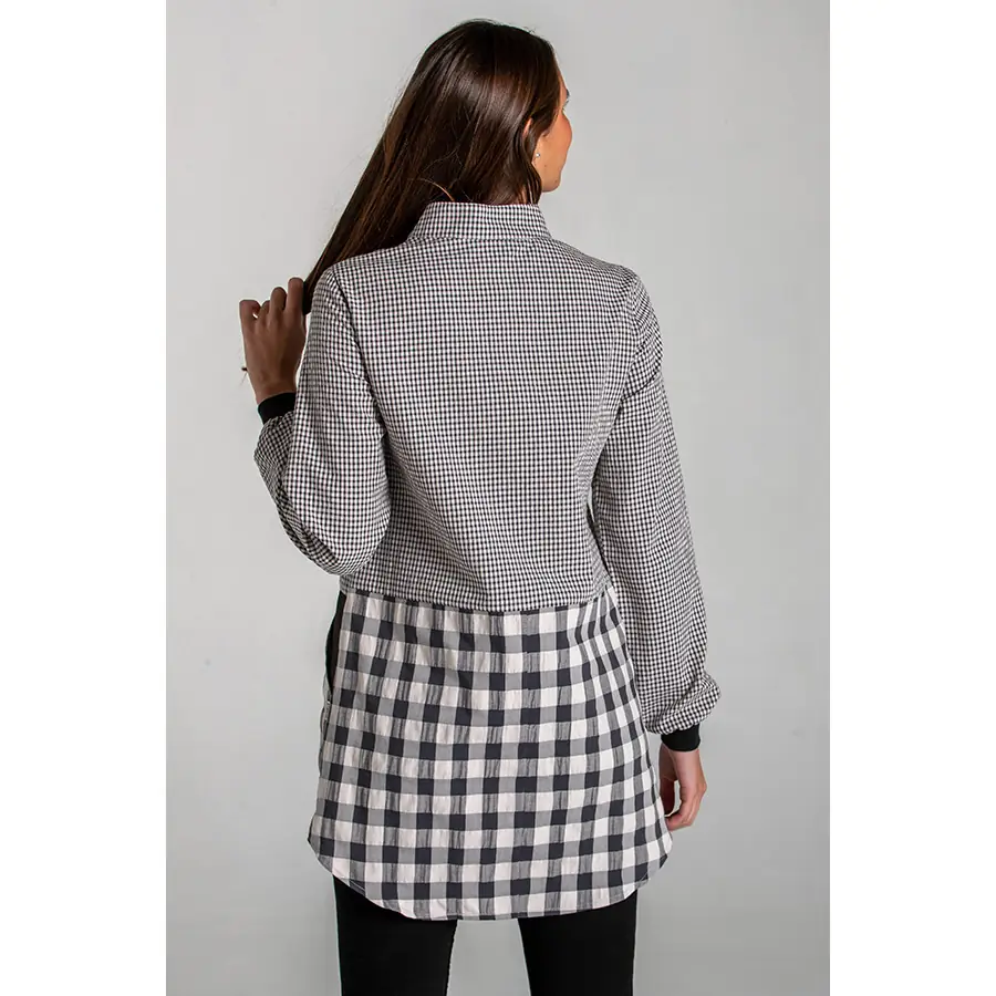 Bata Dyneke Vichy Antracita 8896247 3 Bata maestra cuadros gris antracita Dyneke 8896247, vista trasera con modelo