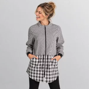 Batas, pichis y estolas para Maestra de Infantil en Las Palmas 8 Bata Dyneke Vichy Antracita 8896247, vista frontal con modelo