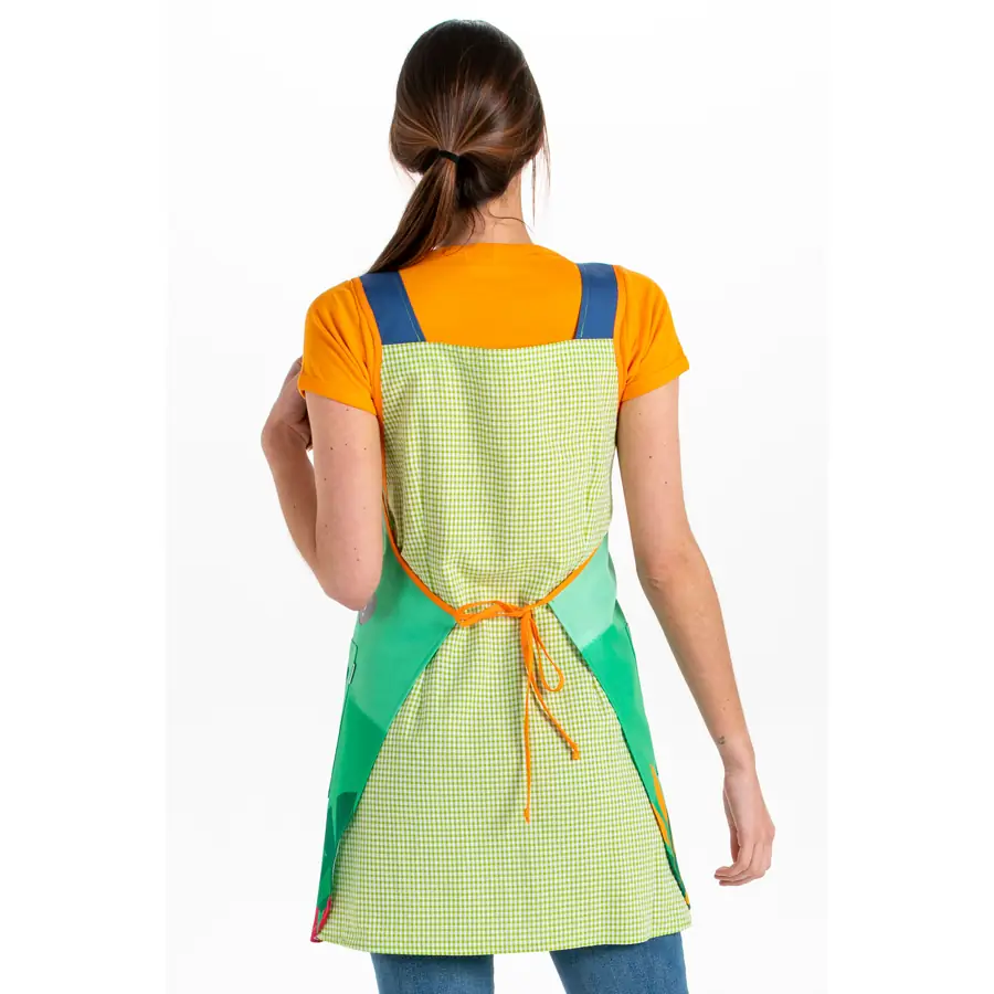 Estola Dyneke Be Happy Verde 8927975 2 Estola maestra be happy verde Dyneke 8927975, vista trasera con modelo