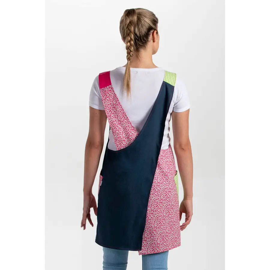 Estola Dyneke Primavera Flor 8989560 2 Estola primavera flor Dyneke 8989560, vista trasera con modelo