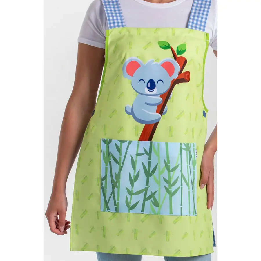 Estola Dyneke Koala 8993032 4 Estola maestra koala Dyneke 8993032, detalle de estampado de koala y bolsillo