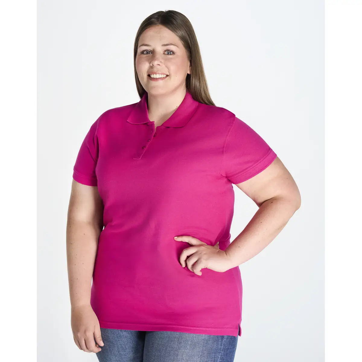 Polo piqué mujer tallas grandes JHK CURVSPOLO 1 Polo JHK CURVSPOLO en fucsia, vista frontal con modelo