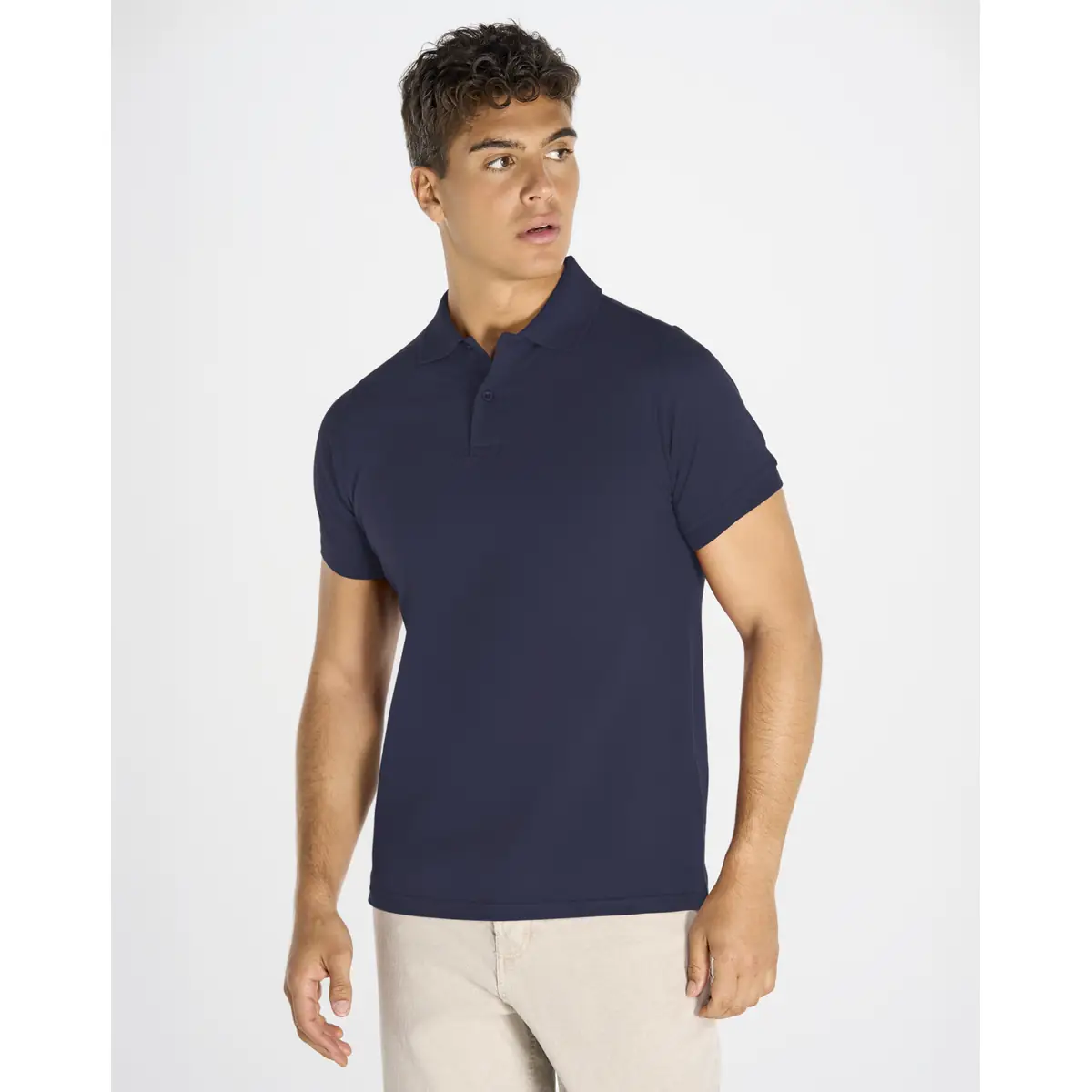 Polo piqué hombre manga corta JHK JTPOLO 1 Polo JHK JTPOLO en azul marino, vista frontal con modelo