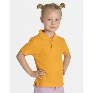 Polo infantil JHK PKID210 en amarillo, vista frontal con modelo