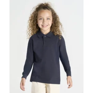 Polo infantil JHK PKID210LS en azul marino de manga larga, vista frontal con modelo