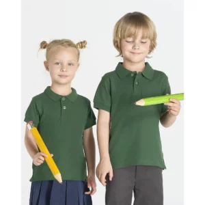 Polo infantil JHK PKID210SCH en verde, vista frontal en dos modelos
