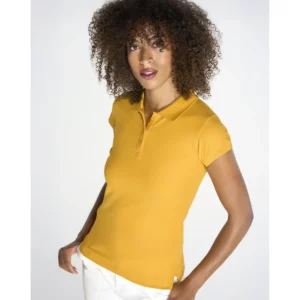 Polo JHK POPL200 en amarillo, vista frontal con modelo