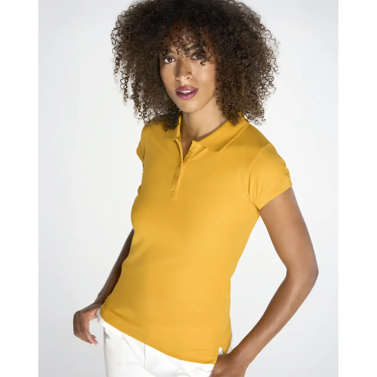 Polo piqué mujer manga corta JHK POPL200 1 Polo JHK POPL200 en amarillo, vista frontal con modelo