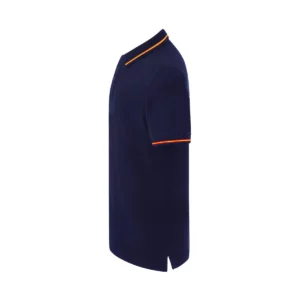 Polo JHK PORA210 en azul marino con la bandera española, vista lateral
