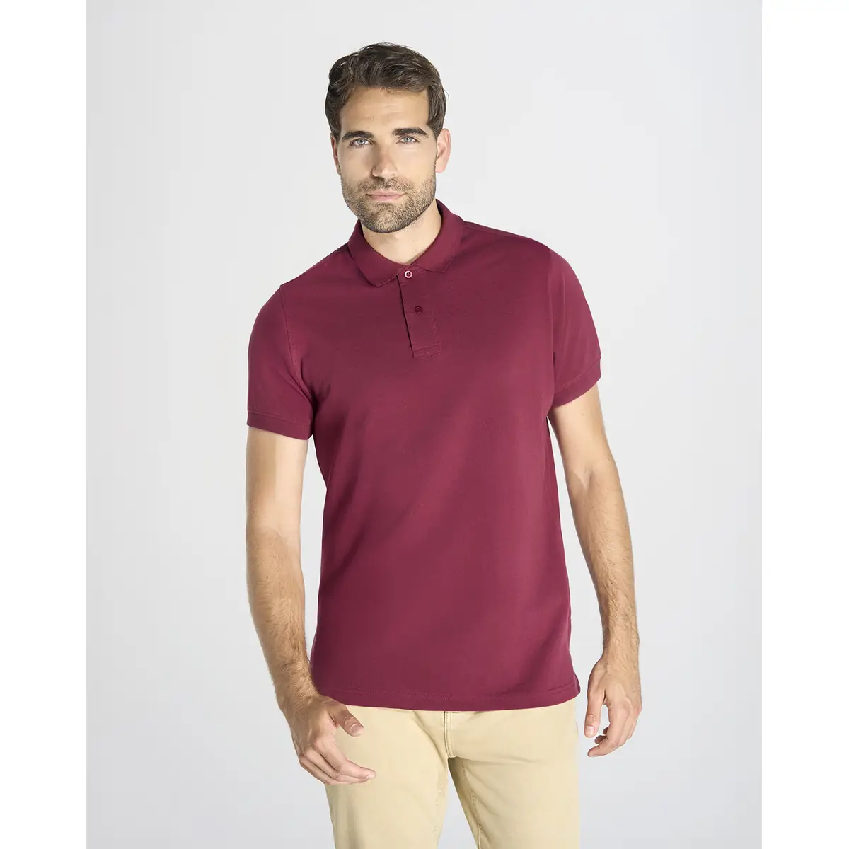 Polo piqué hombre manga corta JHK PORA210 1 Polo JHK PORA210 en burdeos, vista frontal con modelo
