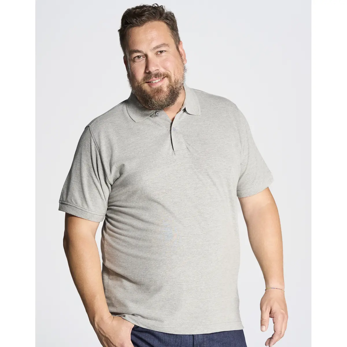 Polo piqué hombre tallas grandes JHK PORA210KS 1 Polo JHK PORA210KS en gris jaspeado, vista frontal con modelo