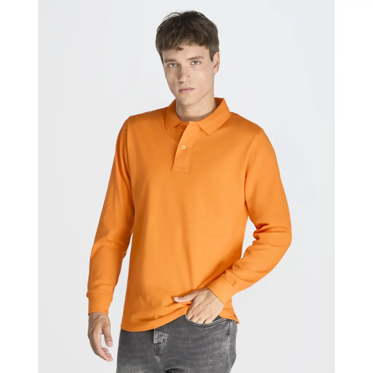 Polo piqué hombre manga larga JHK PORA210LS 1 Polo JHK PORA210LS en naranja de manga larga, vista frontal con modelo