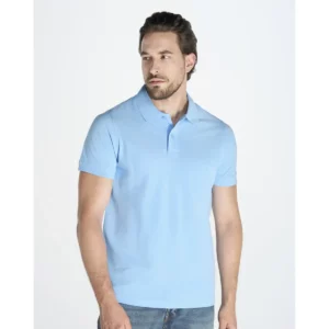 Polo JHK PORA210WK en azul claro, vista frontal con modelo