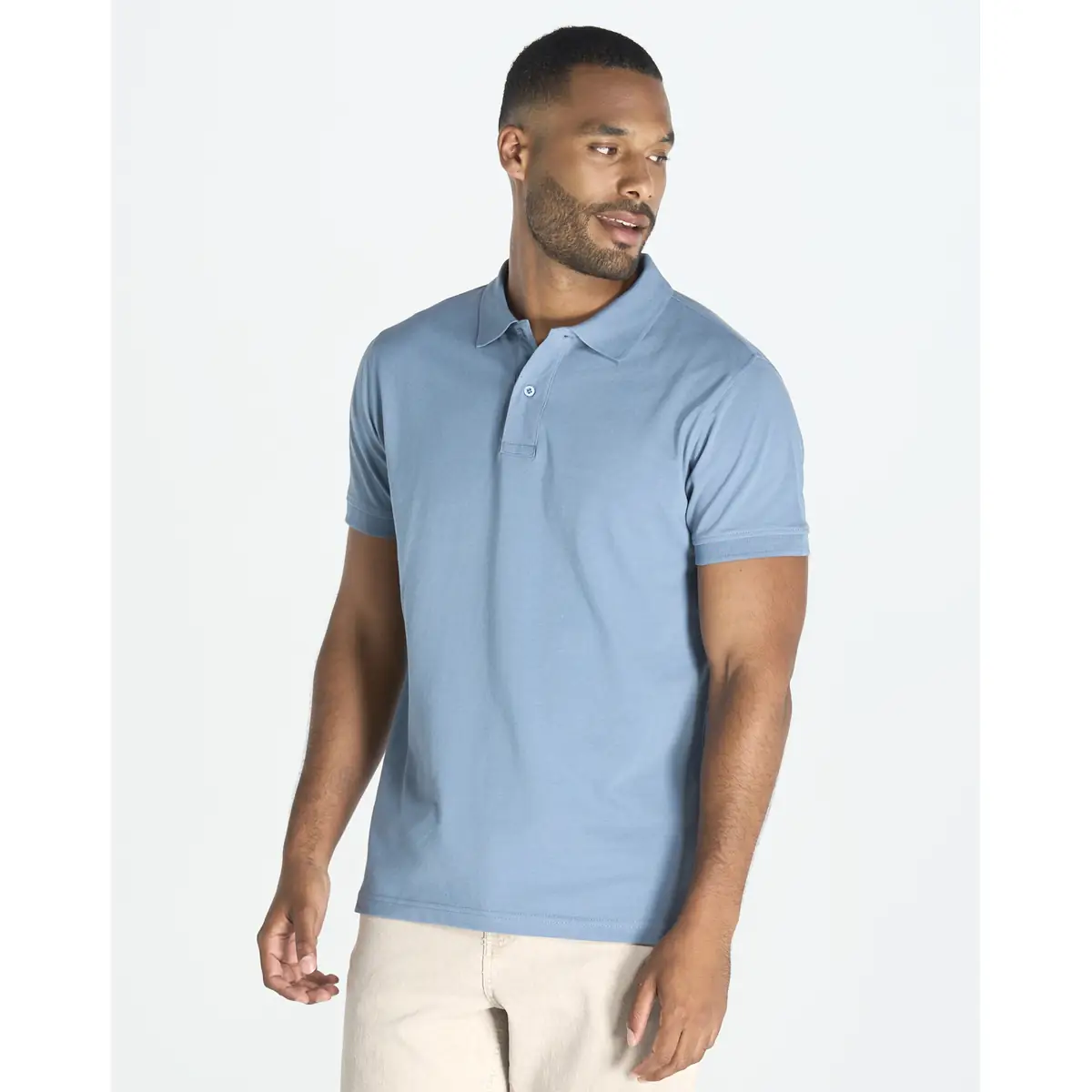 Polo piqué hombre 240 g/m² JHK PORA240 1 Polo JHK PORA240 en azul claro, vista frontal con modelo