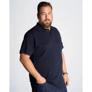 Polo JHK PORAWKKS en azul marino, vista frontal con modelo