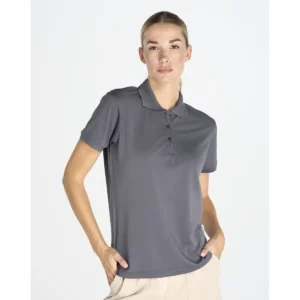 Polo JHK SPHEAVYLDY en gris, vista frontal con modelo
